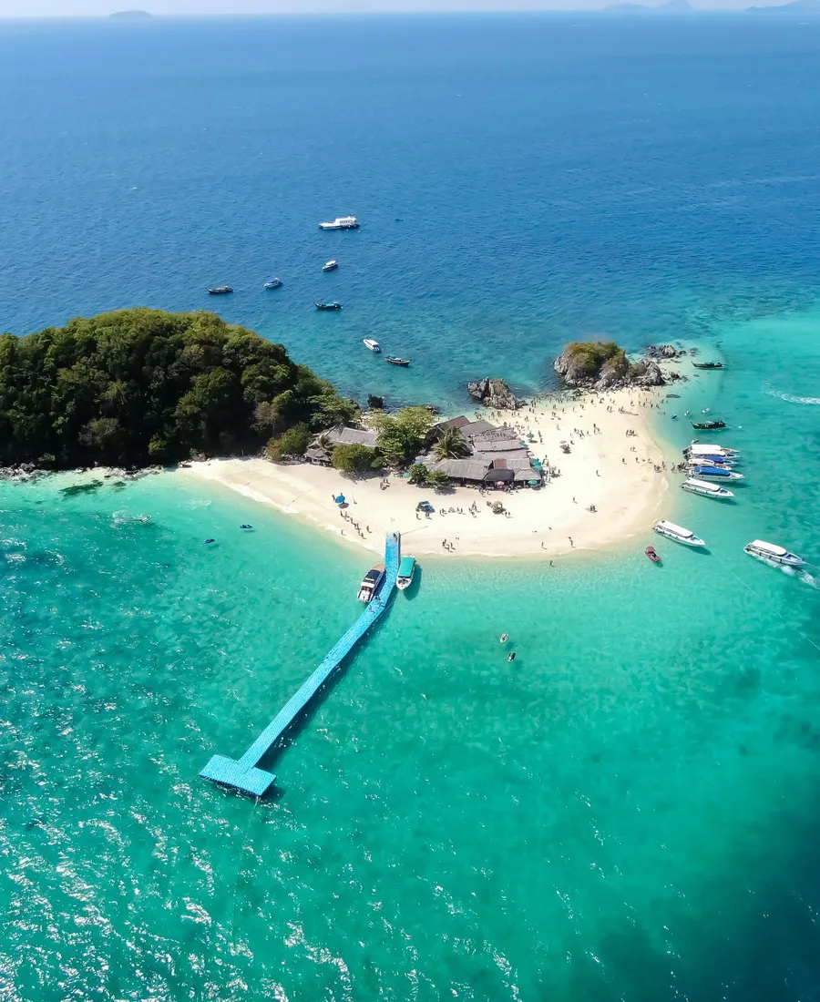 เกาะเล็กมีสะพานไม้ทอดลงทะเลสีฟ้า
